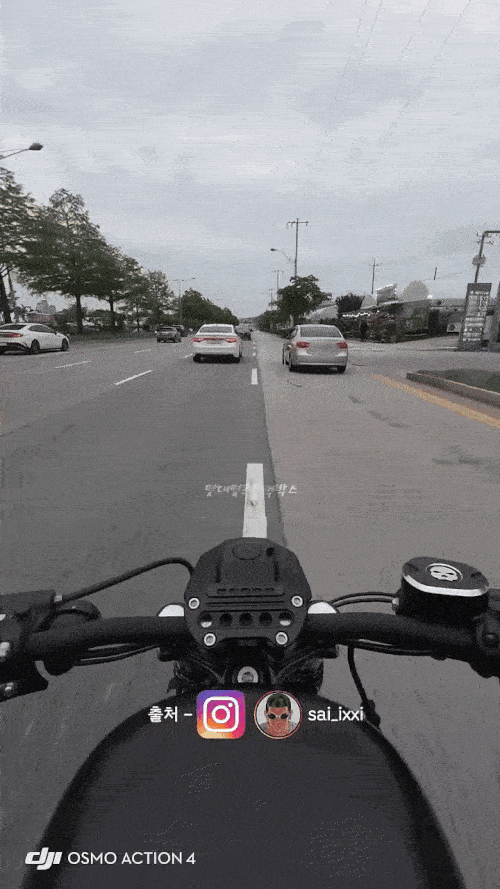 대전 한 도로에서 주유건을 꽂은 채 달리는 차량의 모습을 담은 영상. [보배드림 갈무리]