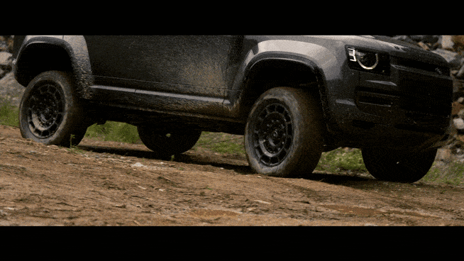 디펜더 옥타가 오프로드 구간을 주행하는 모습.