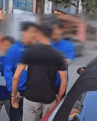 선거운동원에 주먹을 휘두르는 '차량 돌진남'.  온라인 커뮤니티 캡처