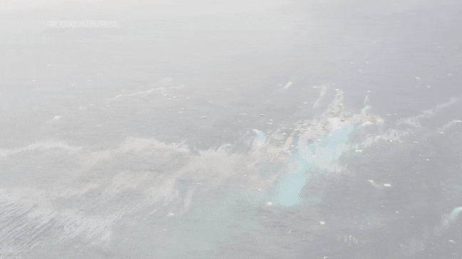 25일(현지시간) 오전 인도 케랄라주 앞바다에서 폭발성 화학물질인 탄화칼슘 등을 실은 서아프리카 라이베리아 컨테이너선이 침몰했다. 이 사고로 바다에 누출된 기름이 거대한 띠를 형성한 모습. AP 영상 캡처