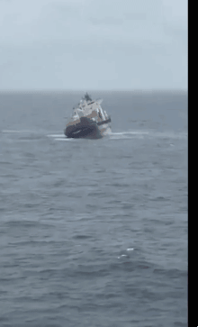 25일(현지시간) 오전 인도 케랄라주 앞바다에서 폭발성 화학물질인 탄화칼슘 등을 실은 서아프리카 라이베리아 컨테이너선이 침몰했다. AP 영상 캡처