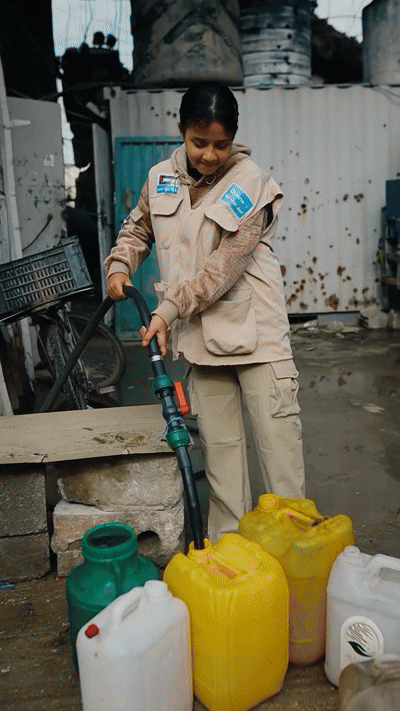 팔레스타인 가자지구 최연소 인플루언서 야킨 함마드(11·사진)가 24일(현지시간) 이스라엘의 폭격으로 사망했다. 사진은 이스라엘 폭격으로 대다수 수도 시설이 파괴된 가자지구에서 식수 확보 상황을 전하는 소녀의 모습. 인스타그램