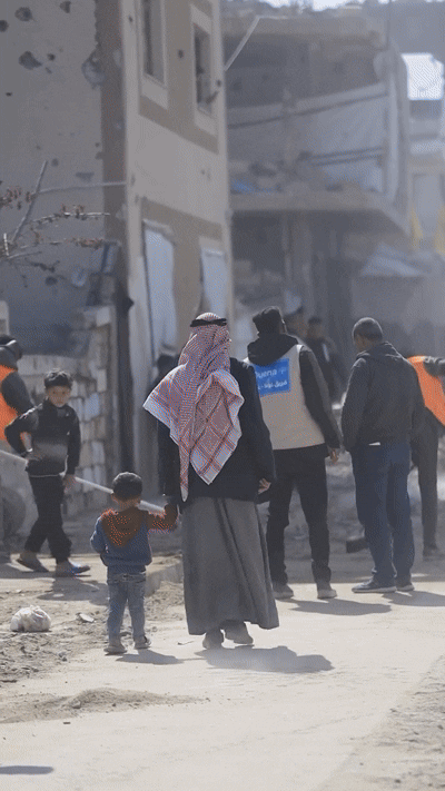 팔레스타인 가자지구 최연소 인플루언서 야킨 함마드(11·사진)가 24일(현지시간) 이스라엘의 폭격으로 사망했다. 사진은 소녀가 이스라엘 폭격으로 파괴된 가자지구의 복구 현장을 소개하는 모습. 인스타그램