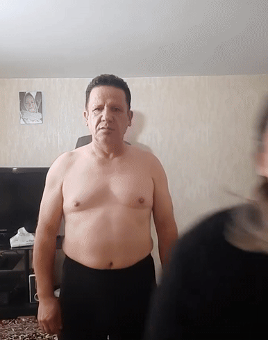 이란 남성 아볼파즐 사베르 모크타리가 조수의 도움을 받아 상반신에 숟가락을 올리고 있다. 기네스 세계 기록 인스타그램 캡처