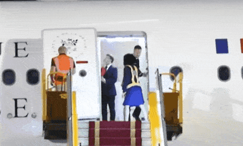 브리지트 여사 손에 맞는 마크롱
 [로이터 캡처. 재판매 및 DB 금지]