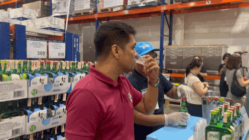 필리핀 마닐라의 대형 회원제 마트 S&R에서 얼위씨가 진로 소주를 시음하는 모습.