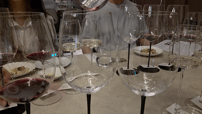 지난 27일 서울 송파구에서 열린 '스택스 립' 론칭 기념 기자간담회에서 시음한 'S.L.V. 카베르네 소비뇽'./영상=박수림 기자