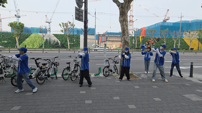 28일 오전 8시께 서울 동대문구 답십리역 1번 출구 인근에서 더불어민주당 청년유세단이 춤을 추며 출근길 유세에 나선 모습. /영상=이민형 기자