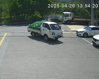 지난달 26일 오후 적재함이 불이 난 흰색 트럭 한 대가 충남 천안 병천동면파출소 들어온 모습. 경찰청 유튜브 캡처