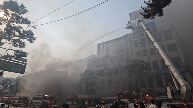 28일 오후 5시쯤 서울 중구 세운상가 인근의 한 노후화된 건물에서 화재가 발생해 소방이 진압에 나서고 있다./사진=박상혁 기자.