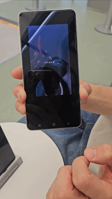 [서울=뉴시스] 박은비 기자 = 서울 서초구 삼성 강남에서 직원이 갤럭시 S25 엣지에 탑재된 오디오 지우개 기능을 설명하는 모습. 2025.05.13. silverline@newsis.com