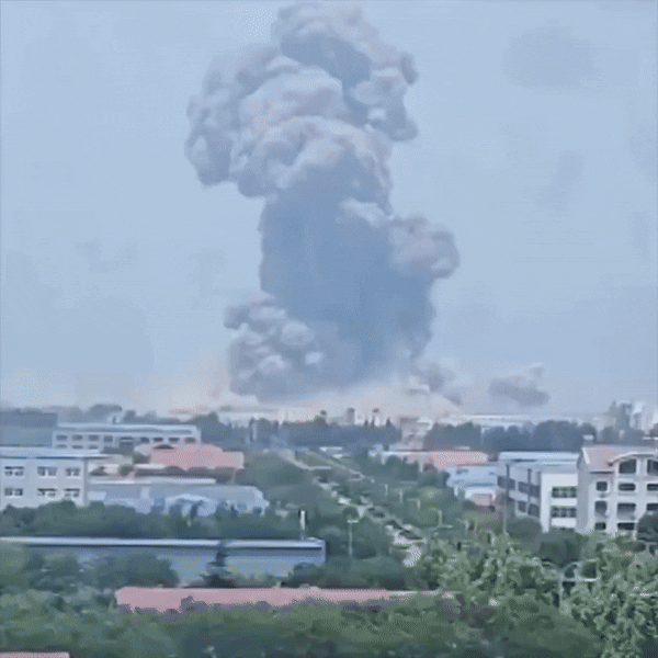 27일 오전 11시 57분 중국 산둥성 가오미시(웨이팡시)의 유다오(友道)화학회사에서 폭발이 발생했다. 2025.5.27 웨이보