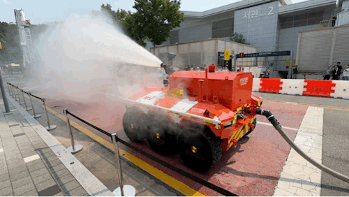 28일 대구 엑스코 인근 도로에서 '2025 국제소방안전박람회' 무인 소방로봇이 고압 물줄기를 분사하며 방수 시연을 진행하고 있다. 이 로봇은 올해 11월부터 고위험 현장에 실전 배치될 예정이다.2025.5.28/뉴스1 ⓒ News1 한지명 기자