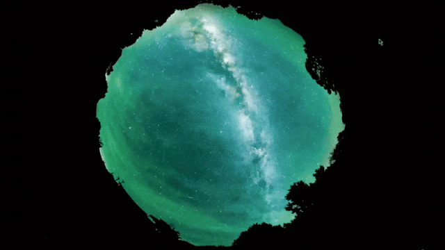 밤 하늘에서 초록 물결을 일으키는 녹색 대기광의 모습이 포착됐다. (출처=애런 왓슨/Skies Alive Photography)