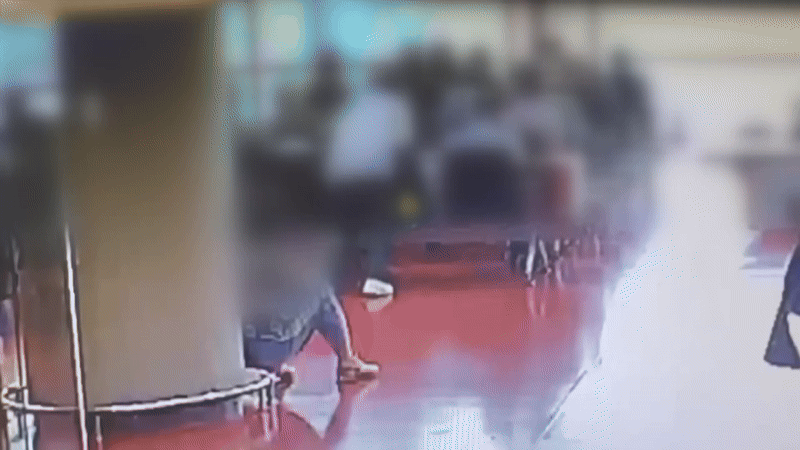 제주국제공항에서 쓰러진 여성에게 심폐소생술(CPR)을 하는 남성의 모습.