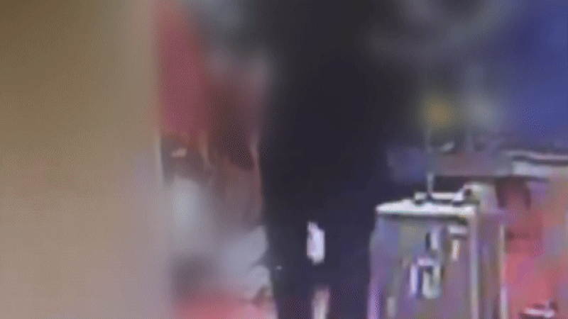 남성이 심폐소생술(CPR)을 하자 여성이 의식을 되찾는 모습