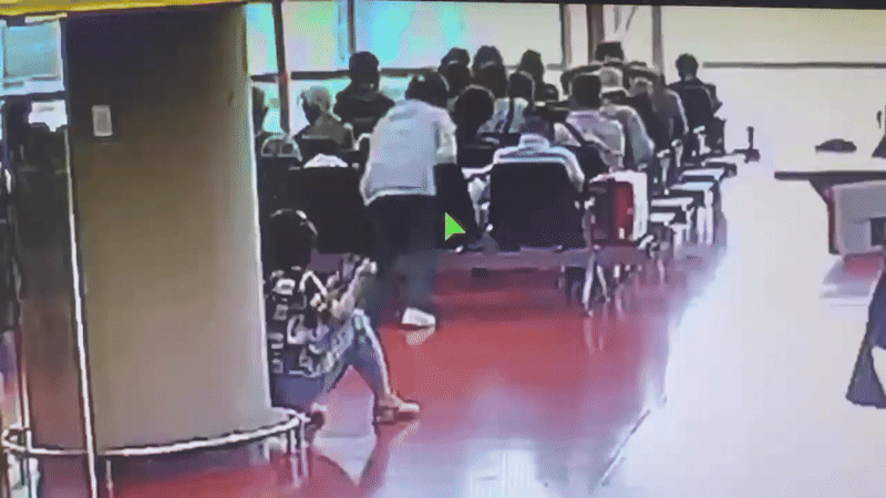 제주공항에 쓰러진 70대 여성을 구하는면세점 점장. 롯데면세점 제공