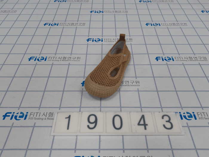 어린이용 신발 4개 제품에서 납, 프탈레이트계 가소제가 국내 기준치를 초과하여 검출되었고, pH 또한 국내 기준치를 벗어나며 부적합 판정을 받았다. 서울시