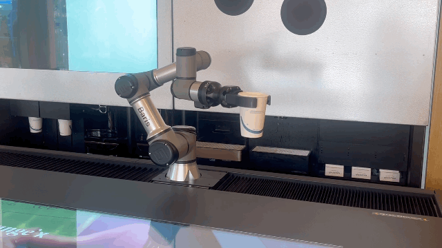 로봇이 있는 무인 카페에 방문했다. 영상은 로봇이 제조한 음료를 픽업대에 올려두는 모습. /영상=김혜원 기자