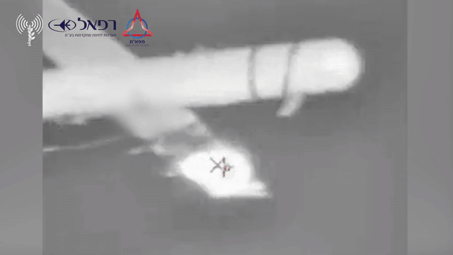 헤즈볼라가 발사한 드론이 이스라엘군 레이저빔을 맞고 날개에 불이 붙은 채 고꾸라지는 모습. 라파엘 X 캡처.