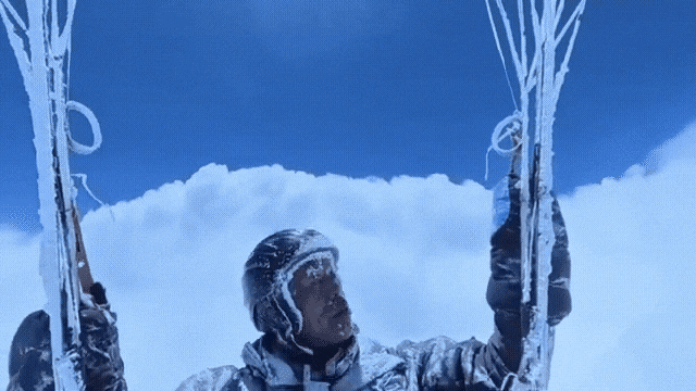 중국 간쑤성의 패러글라이더 펑위장이 비행 중 강풍에 휩쓸려 해발 8598m까지 상승한 뒤 하강을 위해 고군분투하고 있다.   SCMP 캡처