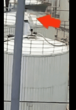 27일(현지시간) 오전 11시 57분 중국 동부 산둥성(省) 웨이팡시(市)에 있는 유다오화학회사에서 폭발이 발생했다. 사진은 공장 내 대형 탱크가 하늘로 솟구치기 전 간발의 차이로 목숨을 건진 직원의 모습. 웨이보 영상 캡처