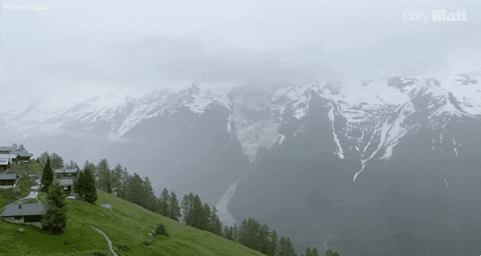 28일(현지시간) 스위스 남부 발레주(州)에 있는 블라텐 마을에 산사태가 발생해 최소 1명이 실종됐다.