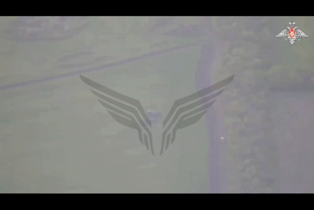 우크라이나의 하이마스 발사 차량이 다연장 유도 로켓 최소 두 발을 발사하고 호위 차량과 함께 도로를 따라 이동 중에 러시아 FPV 광섬유 드론이 추적해 타격해 불길에 싸여 연기가 치솟는 모습. 사진 제공=루비콘 센터 텔레그램