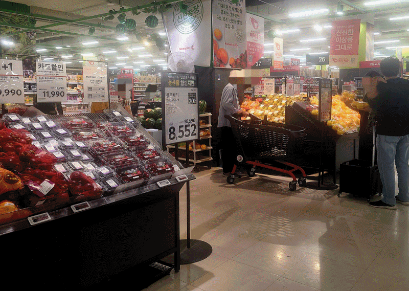 서울 마포구의 한 홈플러스 매장과 영등포구의 한 롯데마트 매장에서 진행 중인 '밥상 물가 안정' 할인 지원 현장. 현장 곳곳에는 해당 할인 행사를 알리는 포스터와 팻말, 가격표 등이 붙여져 있다. /민영빈 기자