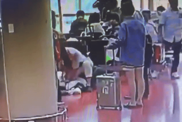 윤남호 롯데면세점 제주공항 점장이 쓰러진 70대 여성을 신속한 응급처치로 구했다. / 사진=롯데면세점