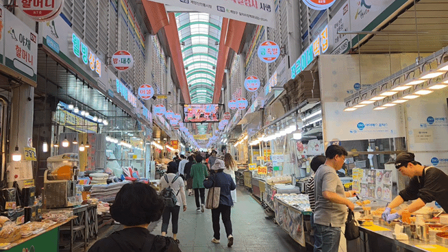 29일 오후 인천 계양구에 위치한 계양산전통시장에서 인근 주민들이 물건을 구매하는 모습. /영상=이민형 기자