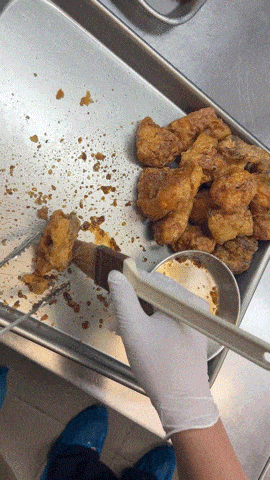 치킨 한 조각 한 조각 마다 붓질해 소스를 바르는 모습. [변덕호 기자]