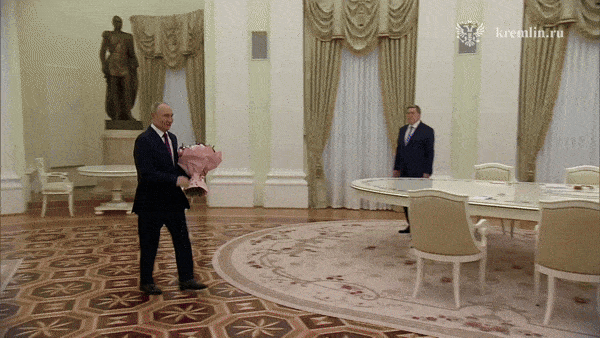 블라디미르 푸틴 러시아 대통령이 크렘린궁을 찾은 아베 신조 전 일본 총리의 부인 아키에 여사에게 꽃다발을 건네고 있다. [크렘린궁 제공]