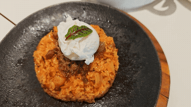 샤오미 15 울트라 동영상 기능으로 김치볶음밥 사진을 촬영하고 있다(사진=윤정훈 기자)