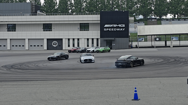 지난 29일 경기도 용인 AMG 스피드웨이에서 '더 뉴 메르세데스 AMG GT 55 4MATIC+' 차량이 주행 퍼포먼스를 하고 있다. [영상=김종성 기자]