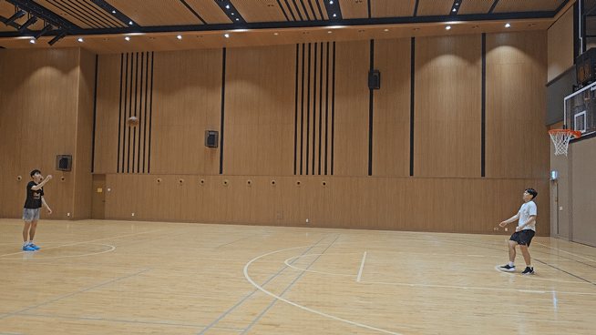 하프라인 슛을 성공시키는 이현중. 이현중은 이날 3점 슛 연속 100개 훈련에서 80개를 성공시켰다 (촬영= 이무형 기자)