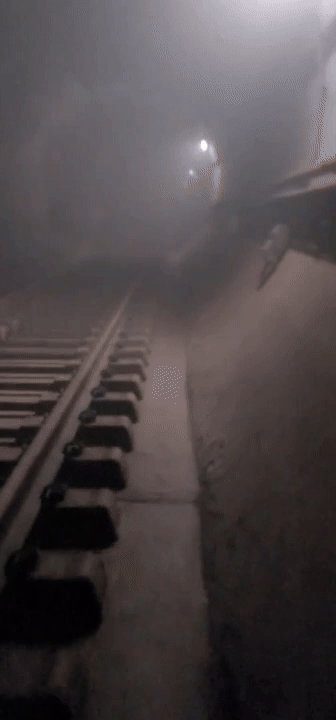 31일 서울 지하철 여의나루역에서 마포역으로 향하던 열차에서 불이 나 승객들이 대피하고 있다. 박선희씨(47) 제공