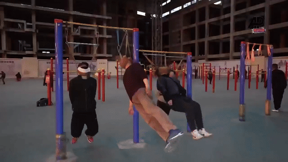 [뉴시스] 중국에서 목에 벨트를 걸고 철봉에 매달려 몸을 앞뒤로 흔드는 운동이 화제다. (출처=AzPost) 2025.05.30. photo@newsis.com *재판매 및 DB 금지