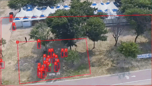 5월 29일, 충남 공주 금강 신관공원에서 홍수대응 용도 인공지능 CCTV가 영상에서 사람과 차량을 자동검출하고 있다. 개인정보·시스템 상 자동 모자이크 처리된 게 특징이다. ⓒ 뉴스1 황덕현 기자