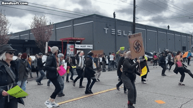지난 3월 29일 미국 시애틀의 테슬라 건물 앞에서 일론 머스크에 반대하는 시위대가 춤을 추는 모습. 머스크는 공무원을 대거 해고하고 정부 조직을 축소하는 구조조정을 과격하게 단행해 많은 이들의 반감을 샀고, 이로 인해 테슬라 매출이 큰 타격을 입었다. /X