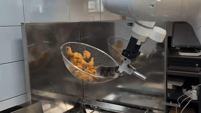 교촌치킨의 튀김 로봇./사진=윤서영 기자 sy@