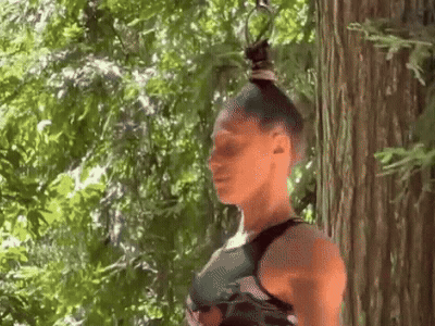 미국의 한 서커스 공연자가 머리카락으로 공중에 매달려 오래 견디는 분야에서 기네스 세계 기록을 경신했다. 사진=기네스세계기록