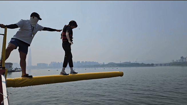 1일 오전 서울 광진구 뚝섬한강공원에서 열린 '쉬엄쉬엄 한강 3종 축제'에서 틱톡커 온오빠(유온씨)가 '한강 풍덩 존'을 체험하고 있다./영상=정세진 기자