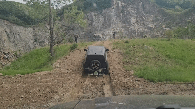 올 뉴 디펜더 OCTA는 질퍽한 언덕 진흙길도 거침없이 돌파한다. /영상=김창성 기자
