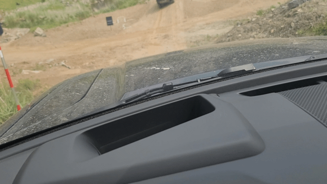 올 뉴 디펜더 OCTA는 울퉁불퉁한 자갈길에서도 안저적인 주행 성능을 발휘한다. /영상=김창성 기자