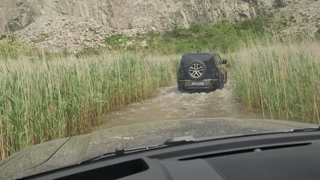 올 뉴 디펜더 OCTA는 물길에서도 거뜬한 도강 능력을 발휘한다. /영상=김창성 기자