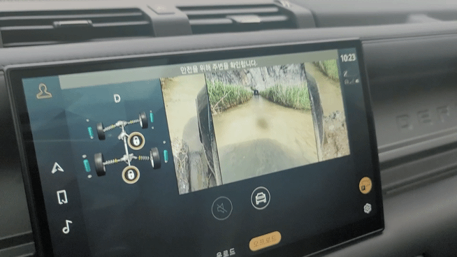 올 뉴 디펜더 OCTA는 물길 등 오프로드 주행 시 그라운드 뷰를 통해 차체 하부를 관찰할 수 있다. /영상=김창성 기자