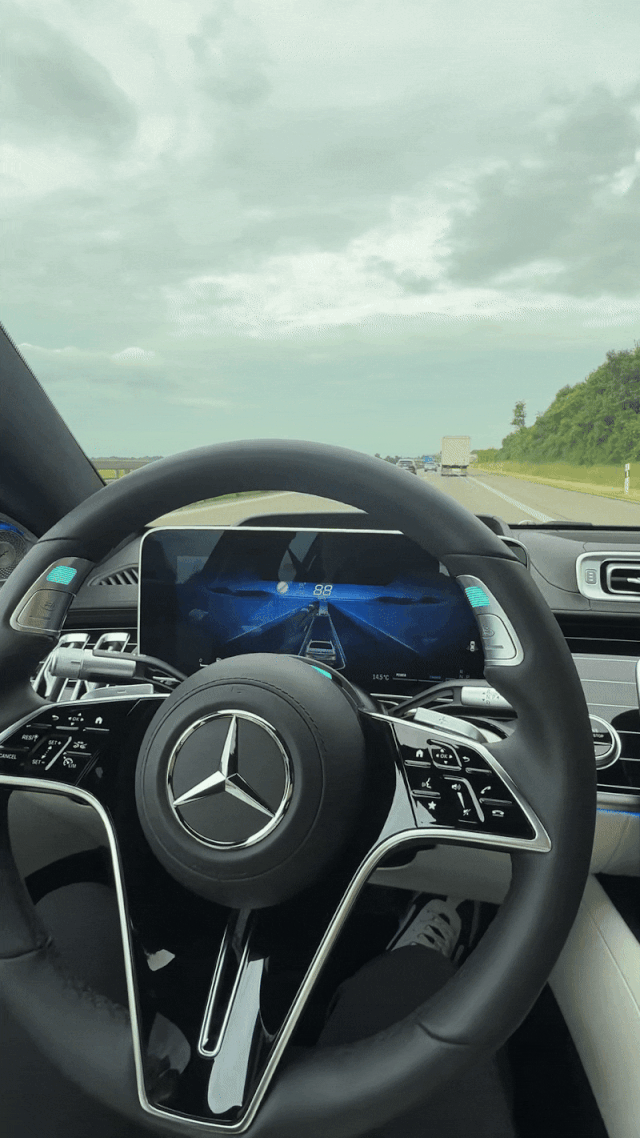 메르세데스벤츠의 플래그십 럭셔리 세단 S클래스 580e 모델이 지난달 29일(현지 시간) 레벨3(부분 자율주행)에 해당하는 드라이브 파일럿 기술로 독일 바덴뷔르템베르크주의 고속도로를 자율주행하고 있다. 사진=구경우 기자