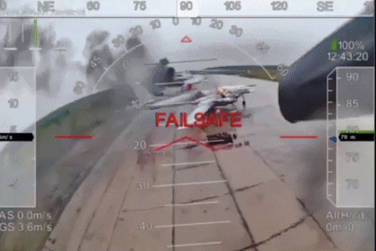 우크라이나의 기습 드론 공격에 화염에 휩싸인 러시아 전략폭격기들./인폼네이팜(InformNapalm) 텔레그램