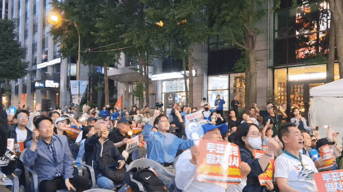 촛불행동 등이 주최한 개표방송 집회 참가자들이 3일 서울 중구 청계광장에서 출구조사가 발표된 직후 자리에서 일어나 환호하고 있다. 김태욱 기자